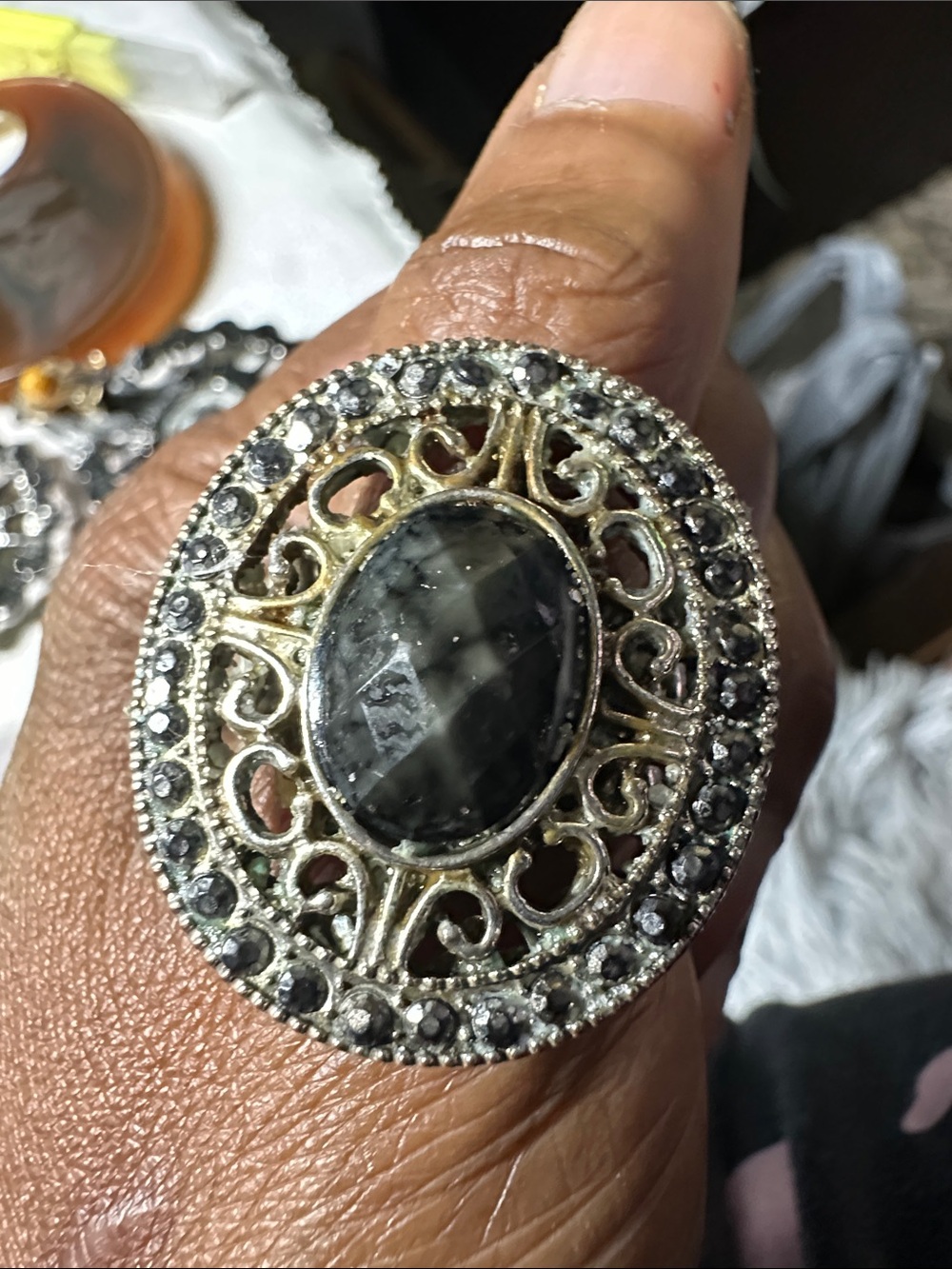 Vintage stretchy silve-Gold-Tone Black Stone Filigree Cocktail Ring-wear/tear